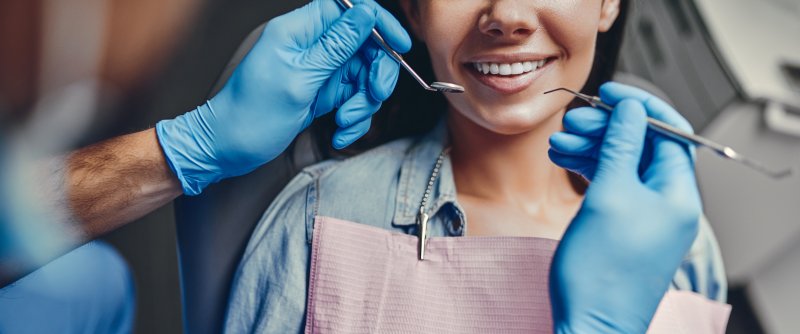 Dentist in La Plata using clean tools   